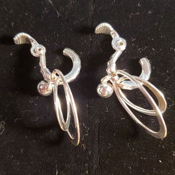 Monet Double Loop Hoops Clip On Earrings Silver Tone Vintage Hammered Smooth - Picture 4 of 5